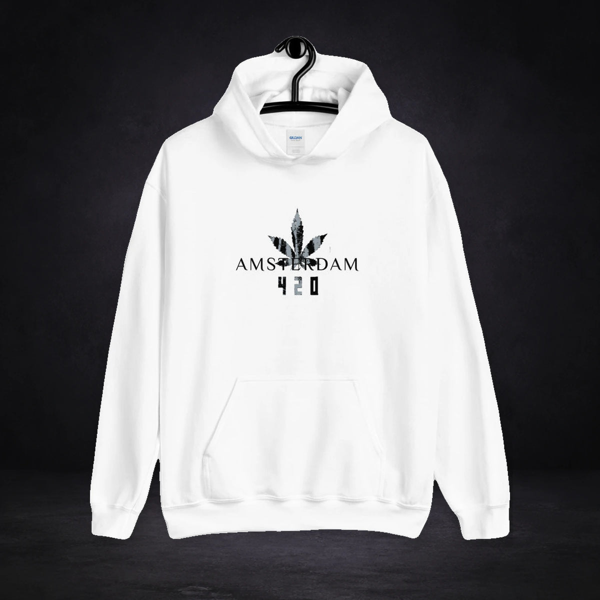 420 Amsterdam Kapuzenpullover von NiZED in Weiß, Vorderansicht mit Cannabisblatt-Print vor dunklem Hintergrund