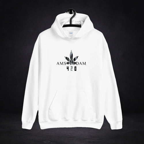420 Amsterdam Kapuzenpullover von NiZED in Weiß, Vorderansicht mit Cannabisblatt-Print vor dunklem Hintergrund