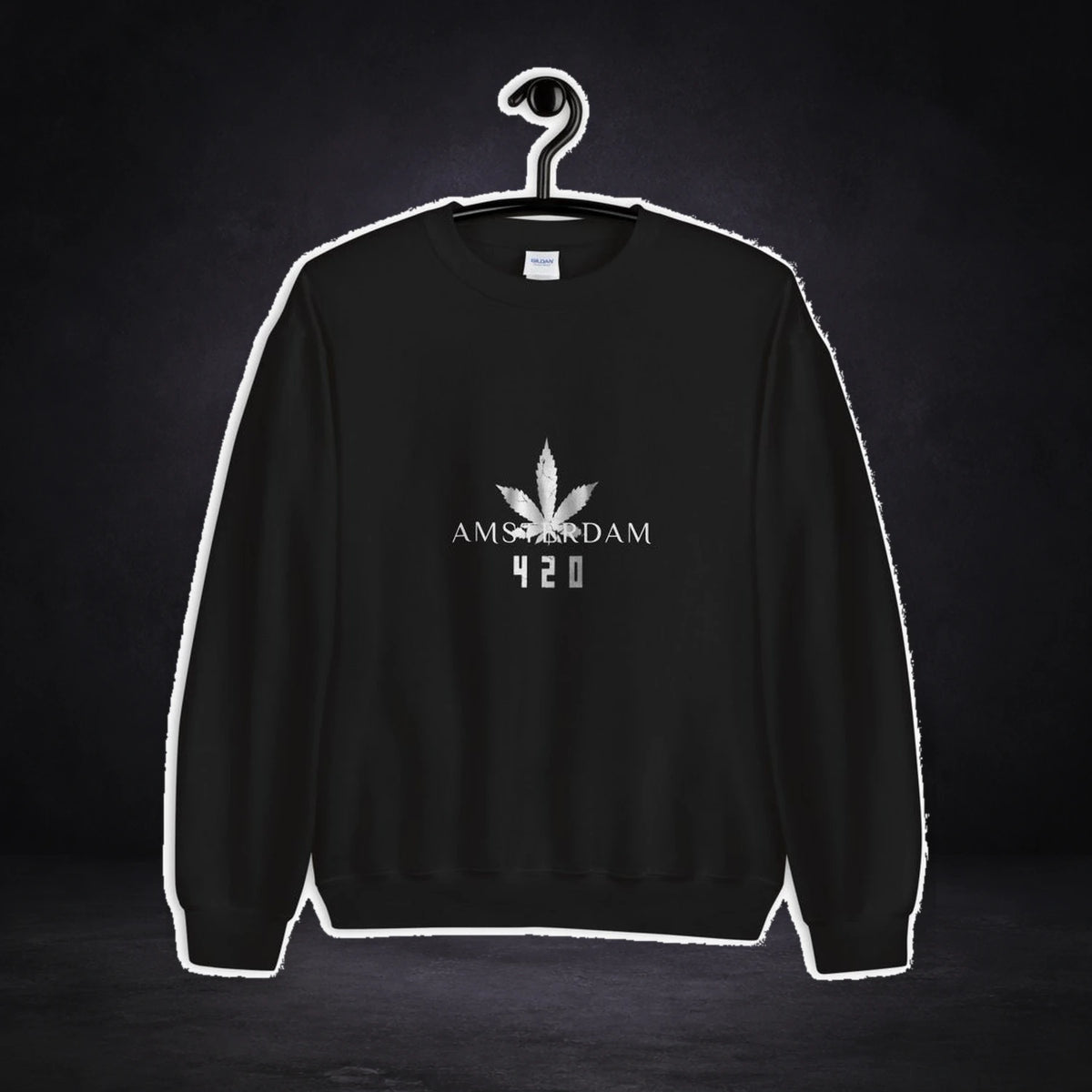 420 Amsterdam Sweater von NiZED, Vorderansicht mit Designprint vor dunklem Betonhintergrund