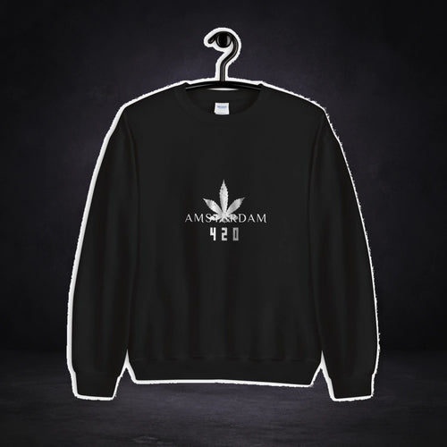 420 Amsterdam Sweater von NiZED, Vorderansicht mit Designprint vor dunklem Betonhintergrund