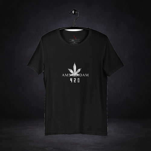 420 Amsterdam Tshirt von NiZED, Vorderansicht mit Designprint vor dunklem Betonhintergrund