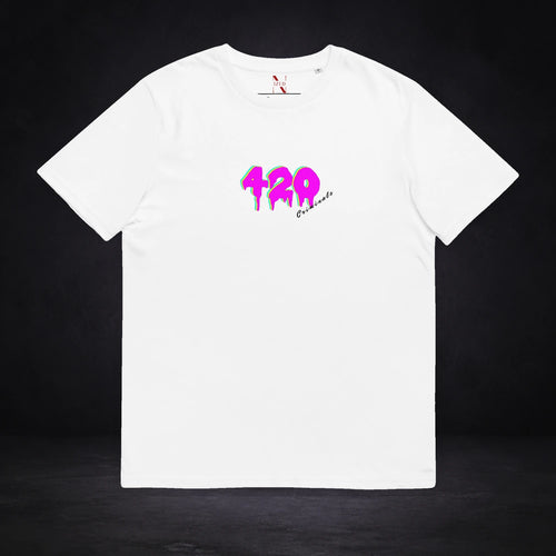 420 Criminals Tshirt von NiZED, Vorderansicht mit Designprint vor dunklem Betonhintergrund