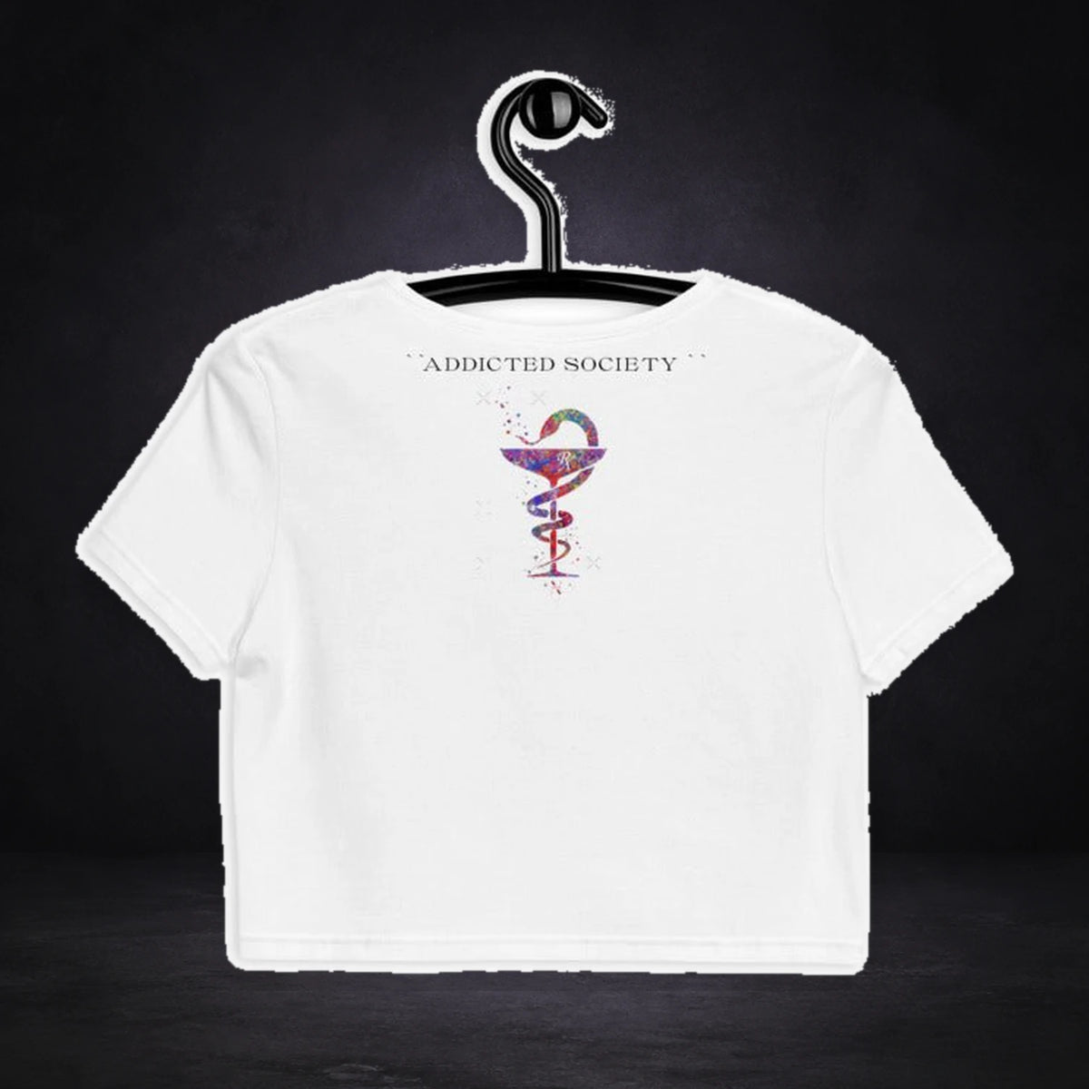 Addicted Society Crop Top von NiZED, Vorderansicht mit Designprint vor dunklem Betonhintergrund