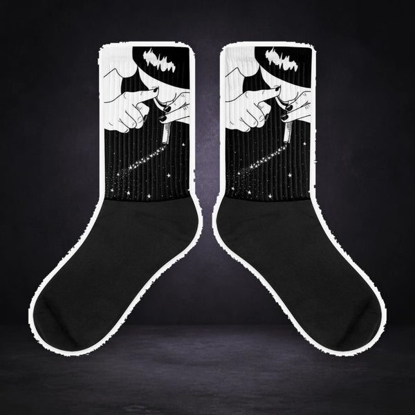 Afterhour Statement Socken von NiZED, Sockenpaar mit Designprint vor dunklem Betonhintergrund