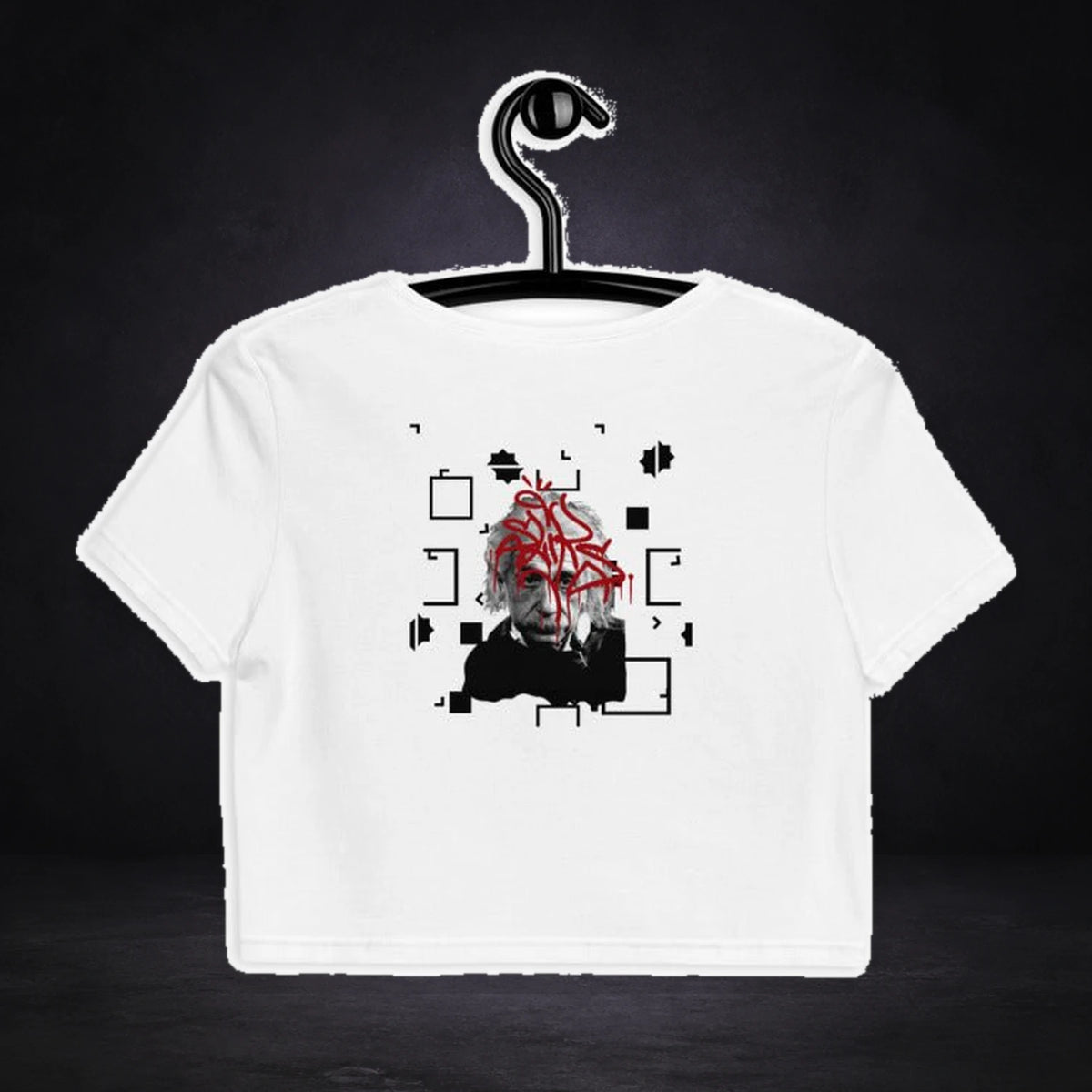 Albert Einstein Crop Top von NiZED, Vorderansicht mit Designprint vor dunklem Betonhintergrund
