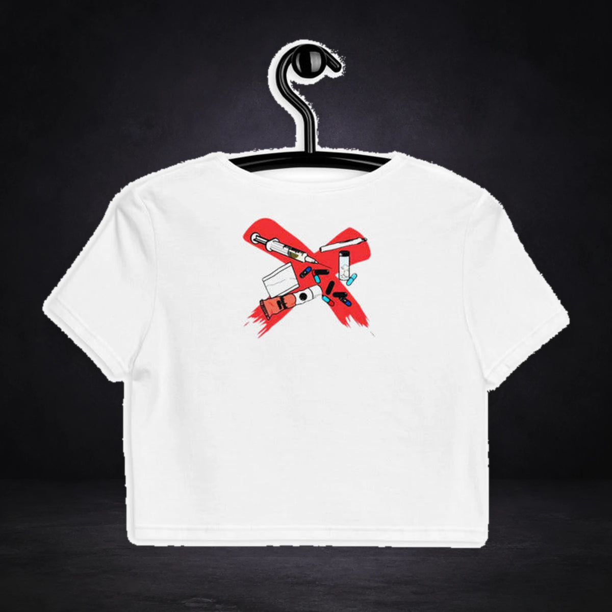 All Drugs Crop Top von NiZED, Rückansicht mit Designprint vor dunklem Betonhintergrund