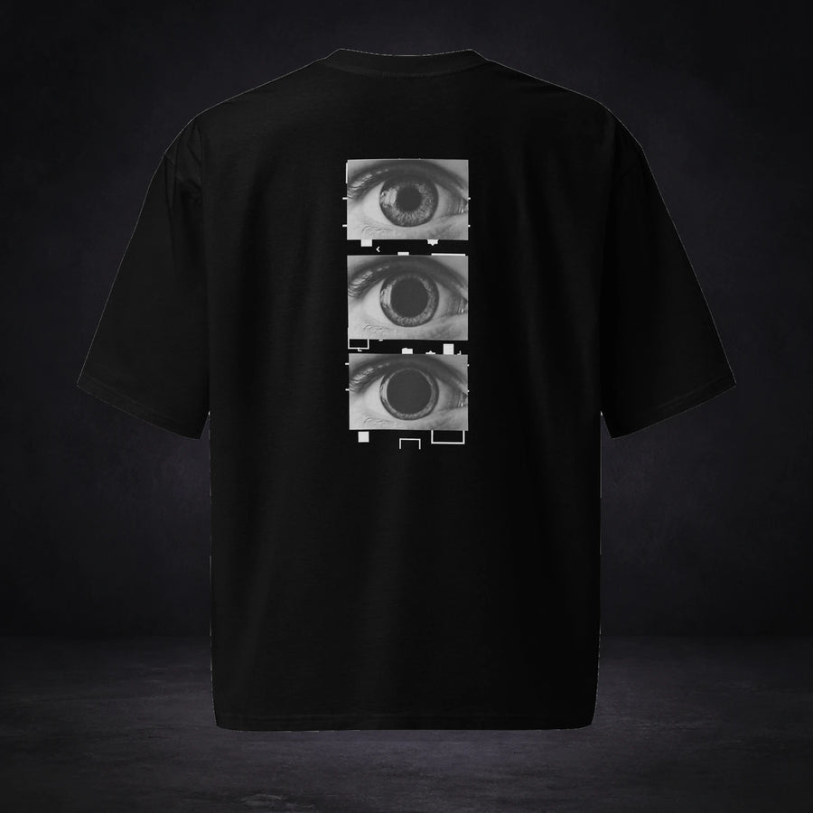 All Eyez On Me Oversized Tshirt von NiZED, Vorderansicht mit Designprint vor dunklem Betonhintergrund