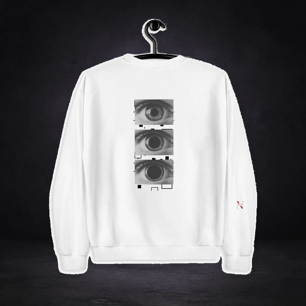 All Eyez On Me Sweater von NiZED, Vorderansicht mit Designprint vor dunklem Betonhintergrund
