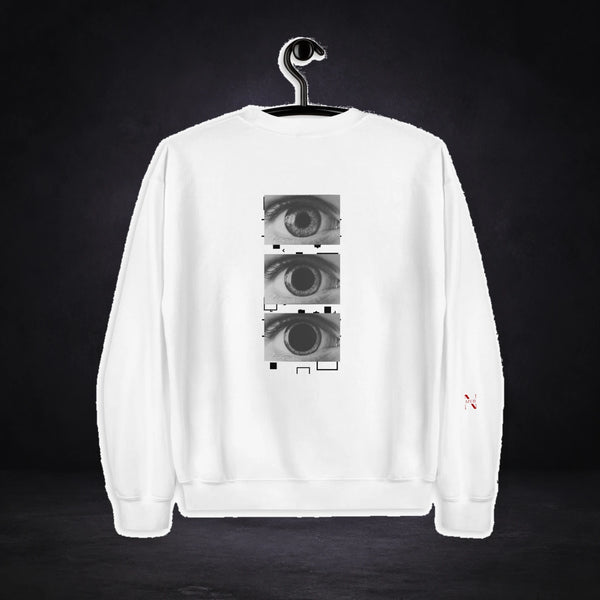 All Eyez On Me Sweater von NiZED, Vorderansicht mit Designprint vor dunklem Betonhintergrund