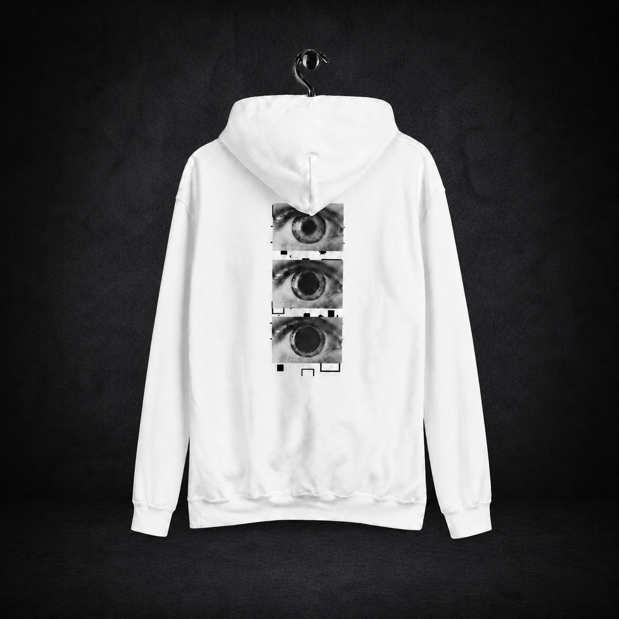 All Eyez On Me Hoodie – zentriertes Kollektionscover im dunklen Betonraum