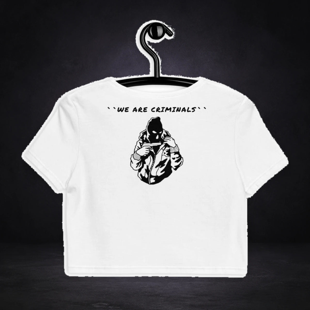 We Are Criminals Crop Top von NiZED, Rückansicht mit Designprint vor dunklem Betonhintergrund