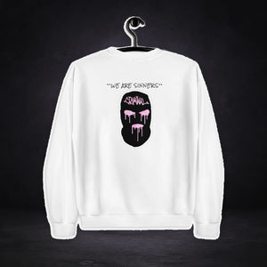 We Are Sinners Sweater von NiZED, Rückansicht mit Designprint vor dunklem Betonhintergrund