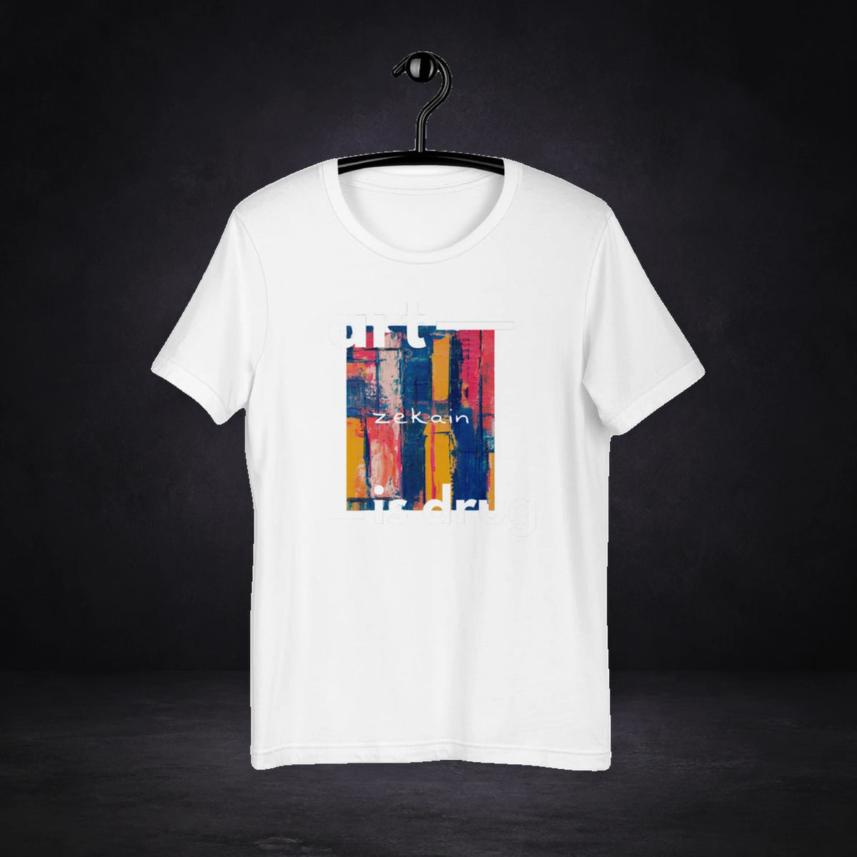 Art Drug Graphic T-Shirt von NiZED, Vorderansicht mit Designprint vor dunklem Betonhintergrund
