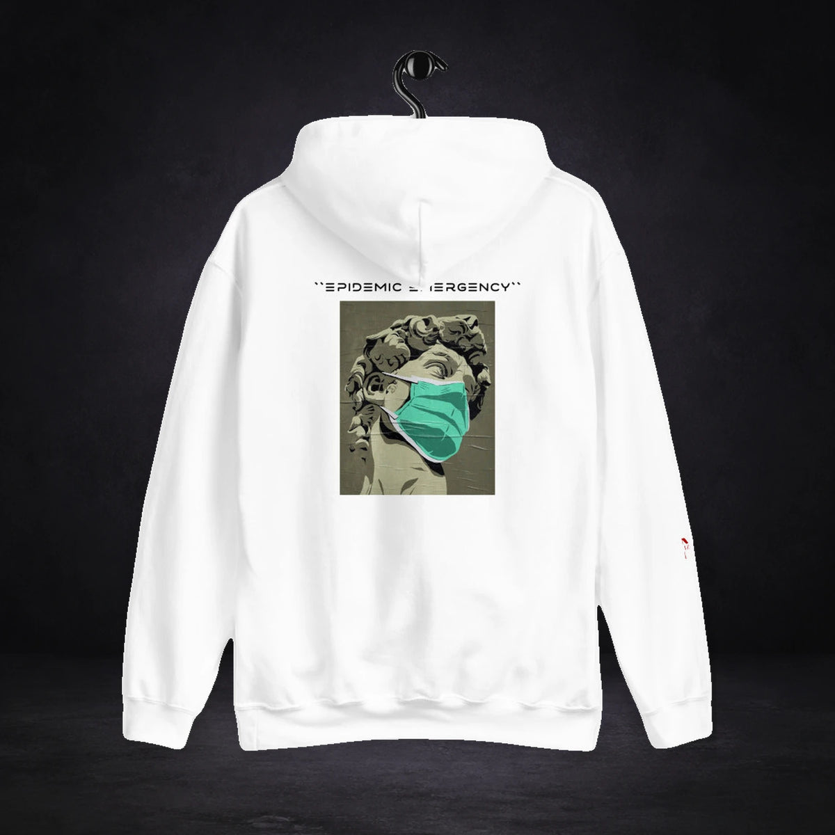 Art Quarantie Hoodie von NiZED in Weiß, Rückansicht mit Art-Quarantie-Print vor dunklem Hintergrund