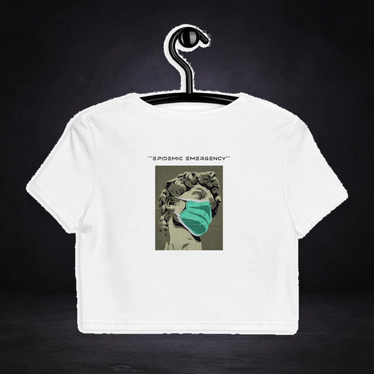 Art Quarantine Crop Top von NiZED, Rückansicht mit Designprint vor dunklem Betonhintergrund