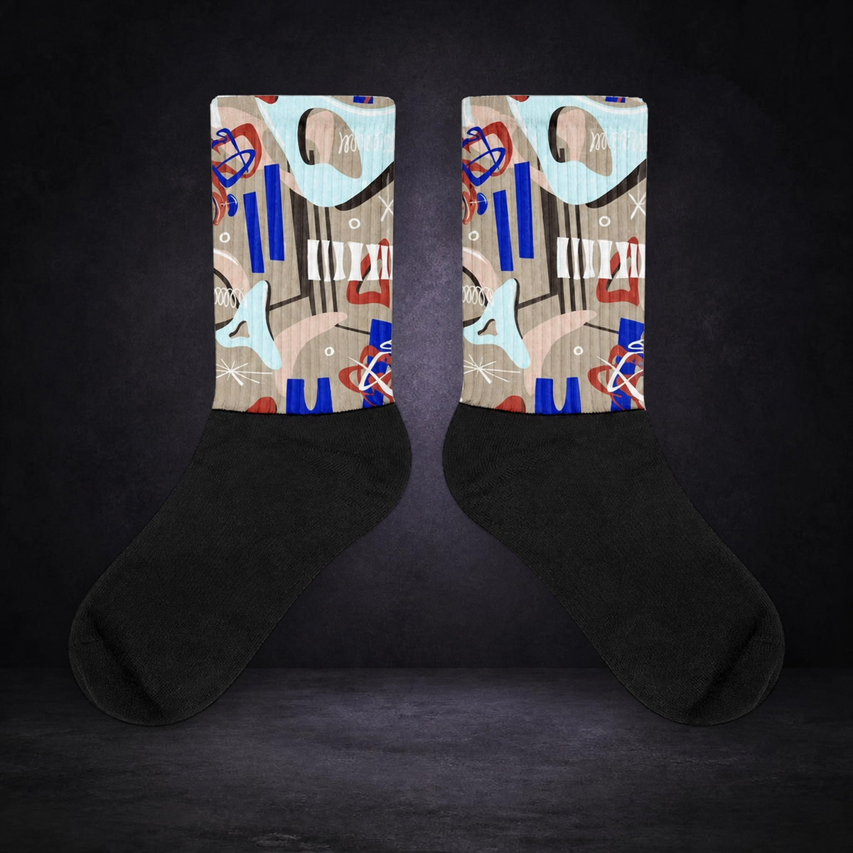 Art Socken von NiZED im dunklen Betonraum – sauberes Kollektionscover