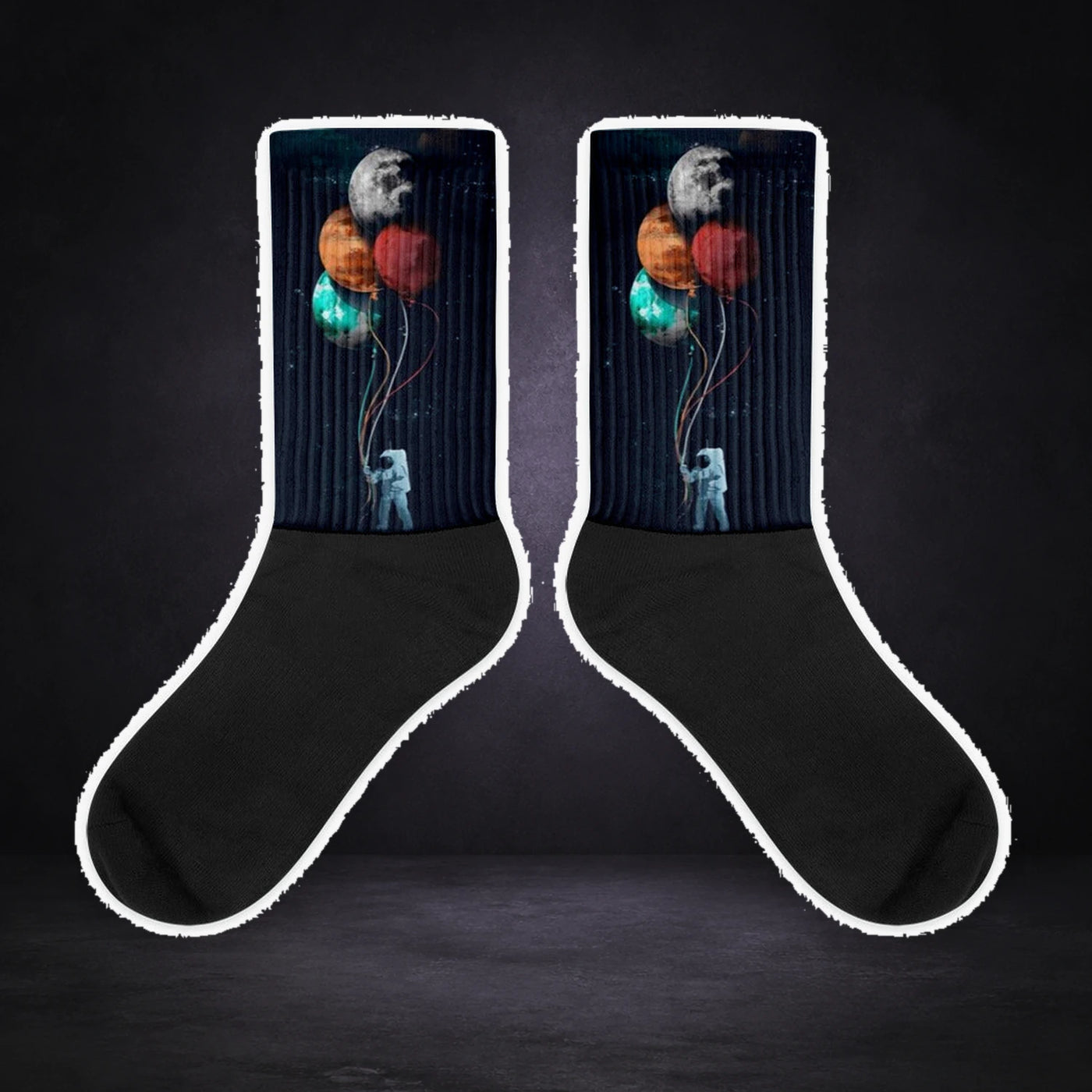 Astronaut Statement Socken von NiZED, Sockenpaar mit Designprint vor dunklem Betonhintergrund