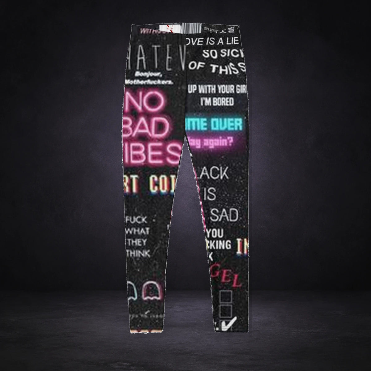 Bad Vibes Leggings von NiZED, Produktansicht mit Designprint vor dunklem Betonhintergrund
