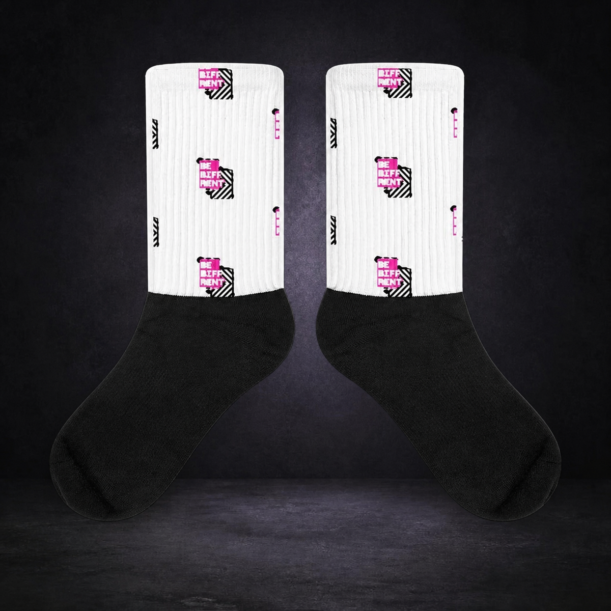 Be Different Socken von NiZED im dunklen Betonraum – sauberes Kollektionscover
