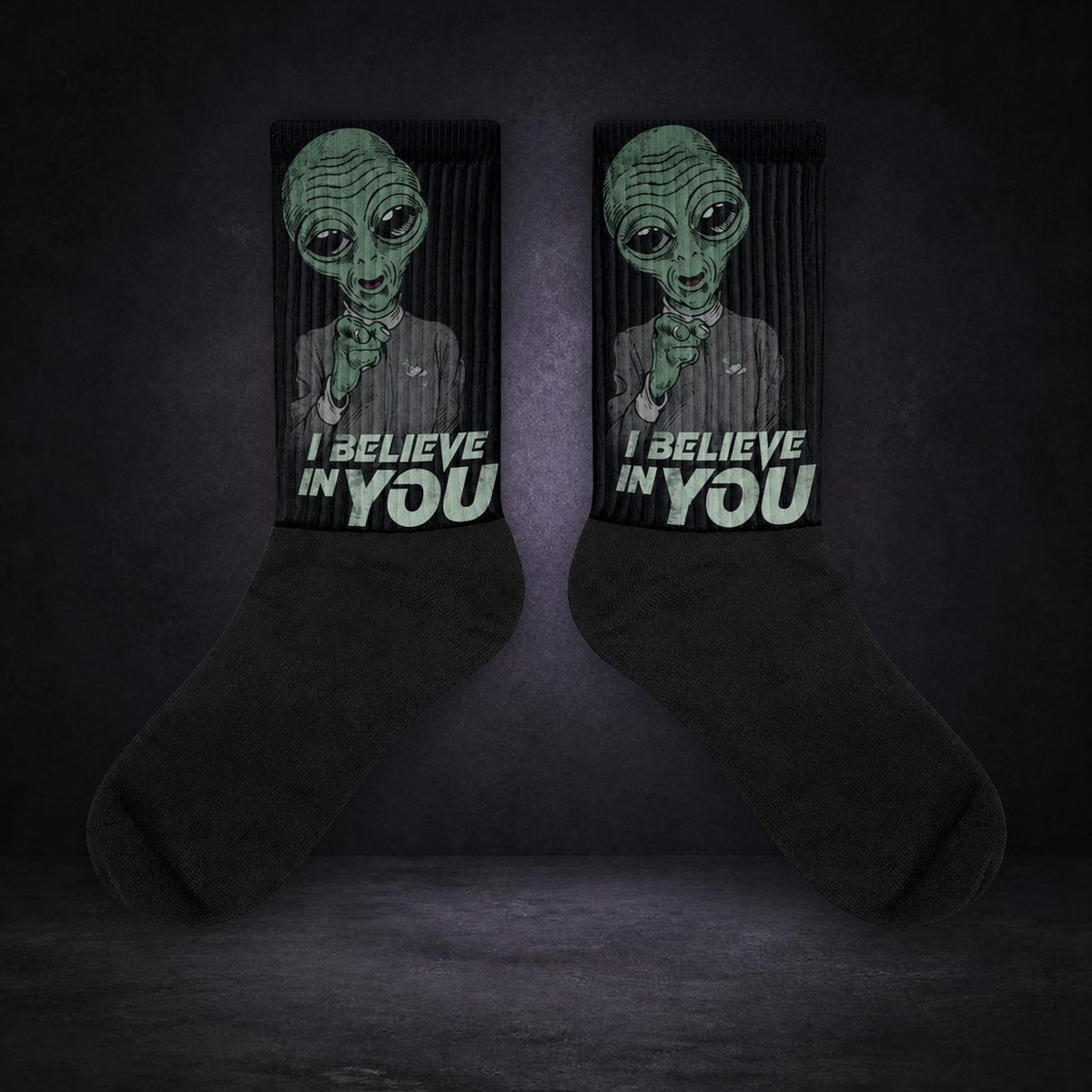 Believe In You Socken von NiZED im dunklen Betonraum – sauberes Kollektionscover