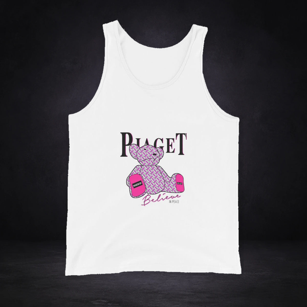 Belive Peace Tank Top von NiZED, Vorderansicht mit Designprint vor dunklem Betonhintergrund