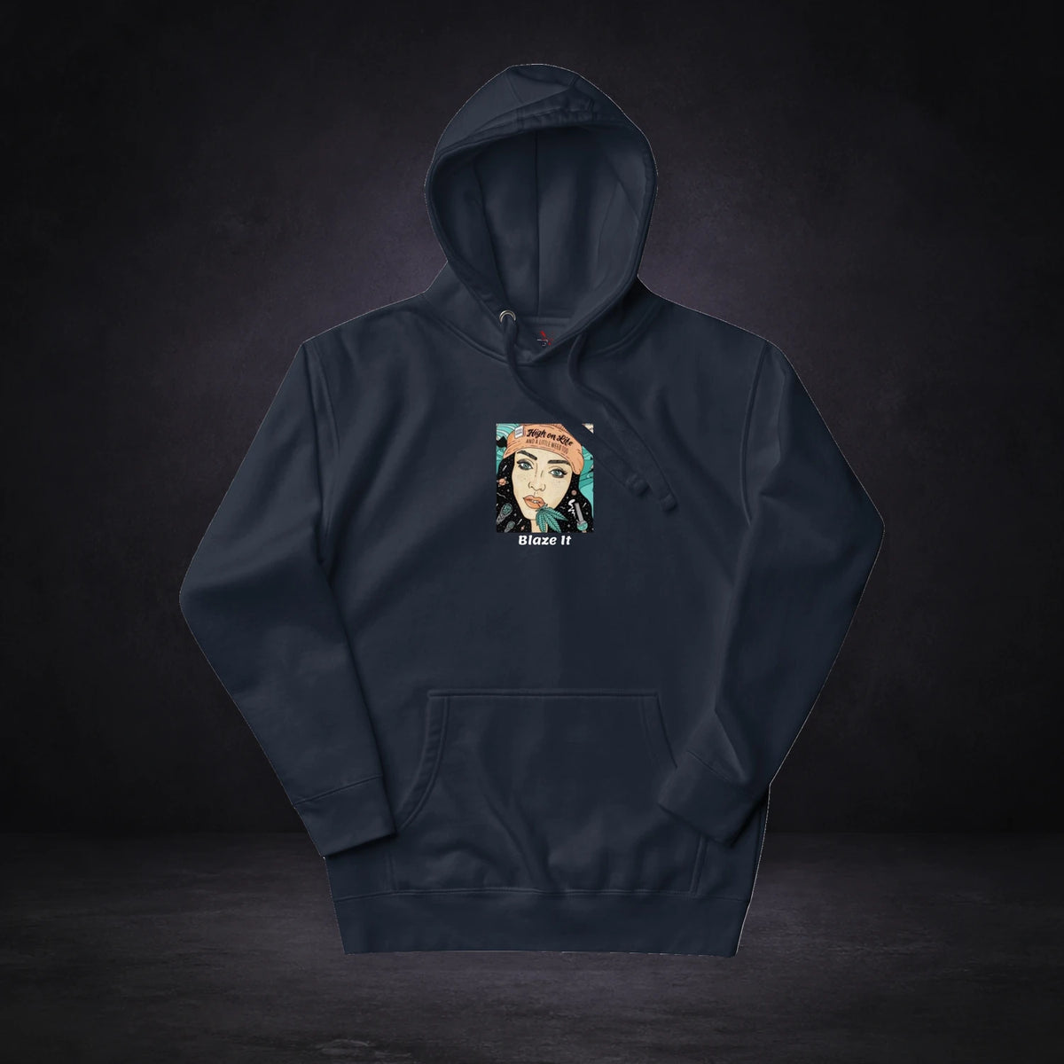 Blaze Graphic Hoodie von NiZED in Dunkelblau, Vorderansicht mit kleinem Blaze-Grafikprint vor dunklem Hintergrund