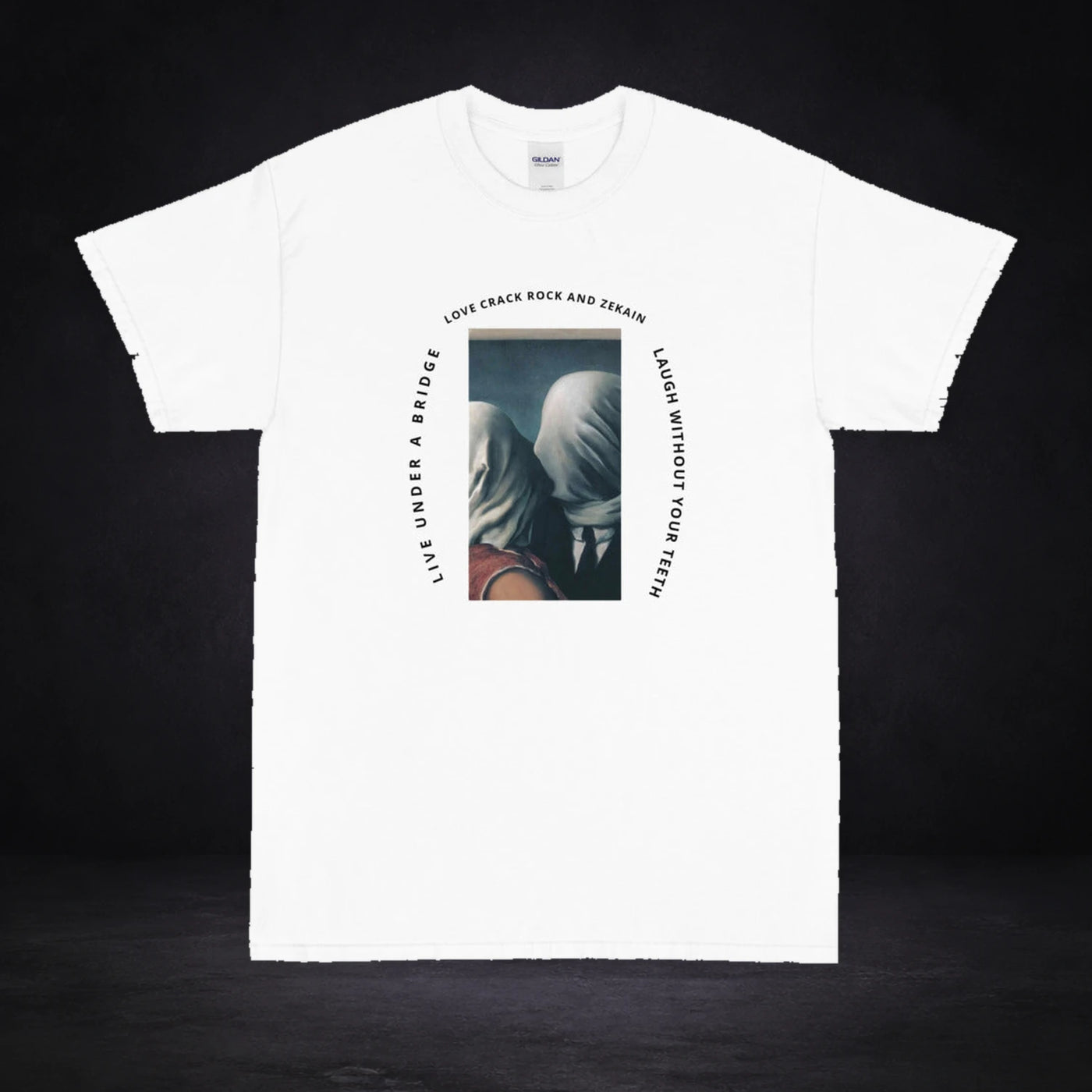 Blind Graphic T-Shirt von NiZED in Weiß, Vorderansicht mit Designprint vor dunklem Betonhintergrund