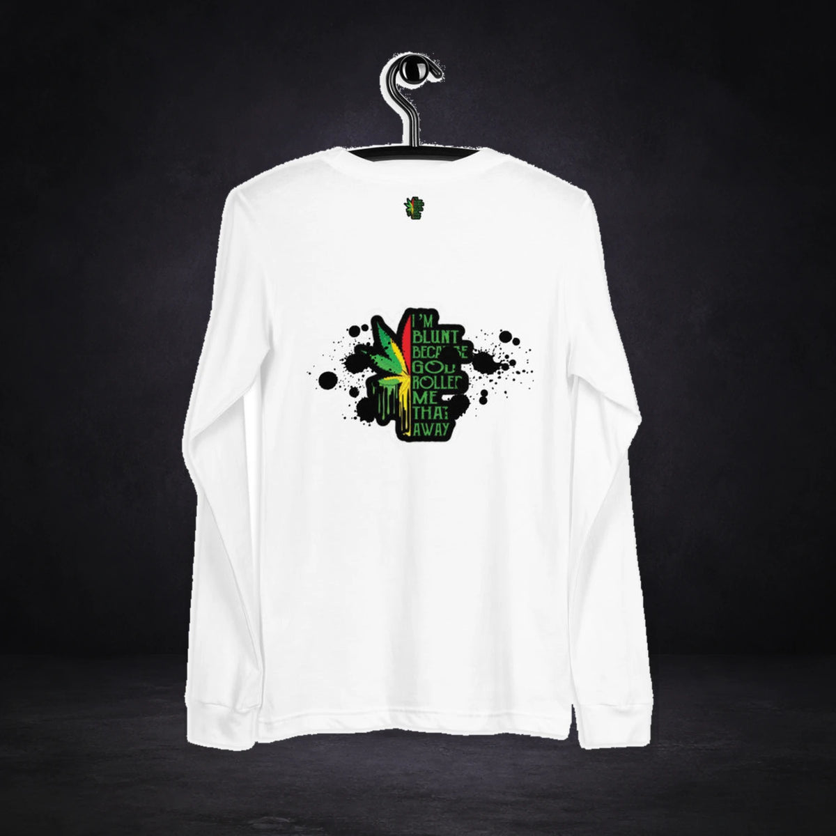 Blunt Dealers Graphic T-Shirt von NiZED, Rückansicht mit Designprint vor dunklem Betonhintergrund