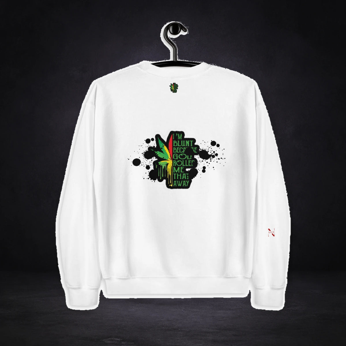 Blunt Dealers Sweater von NiZED, Rückansicht mit Designprint vor dunklem Betonhintergrund