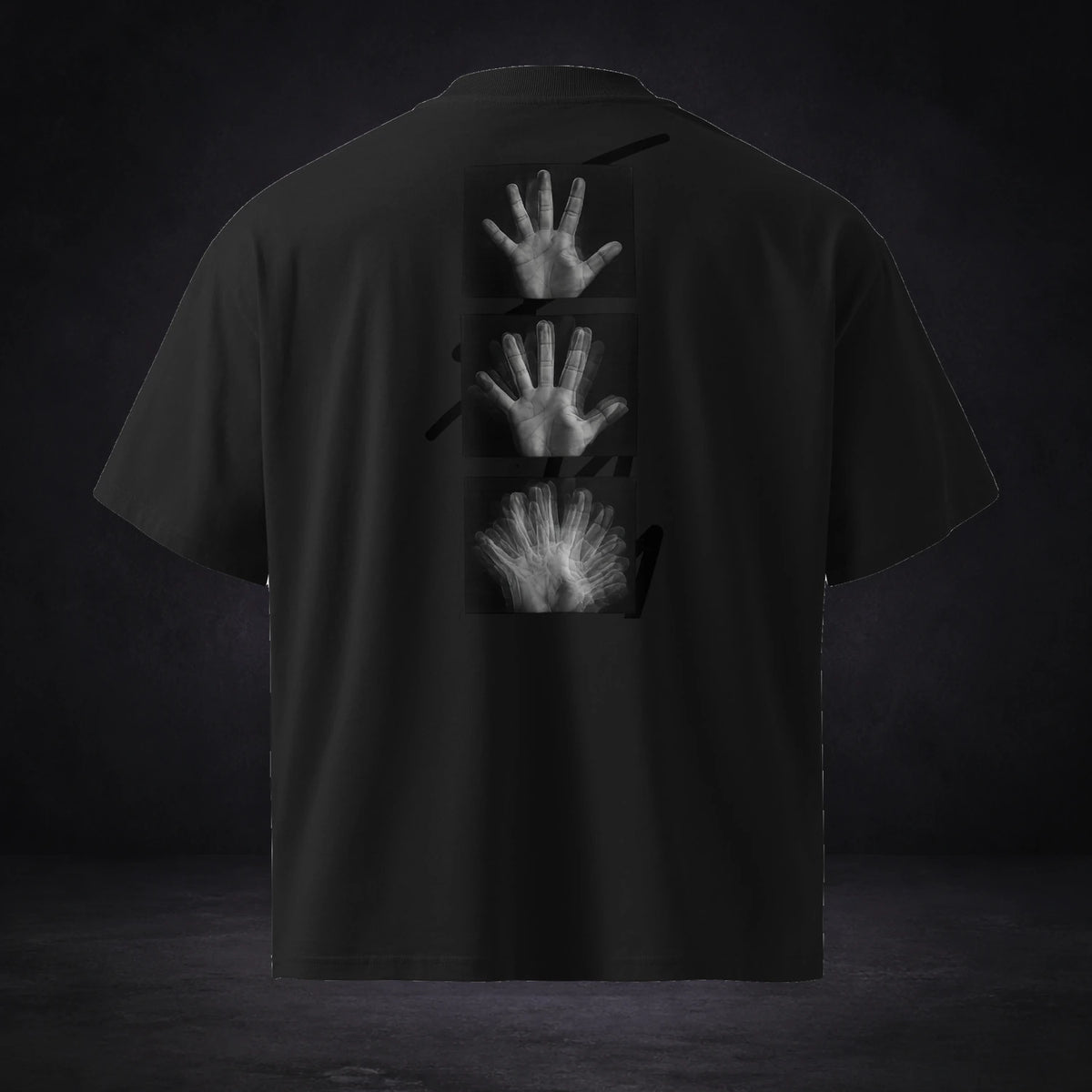 BODY ECHO Oversized T-Shirt von NiZED, Rückansicht mit Designprint vor dunklem Betonhintergrund