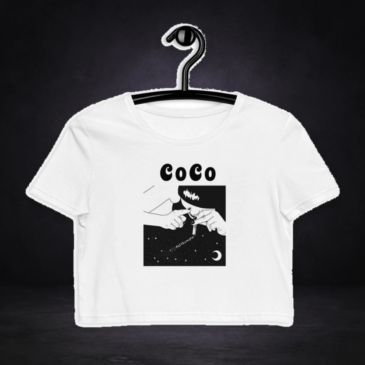 Cocaine Crop Top - Festival Crop Top von NiZED, Vorderansicht mit Designprint vor dunklem Betonhintergrund