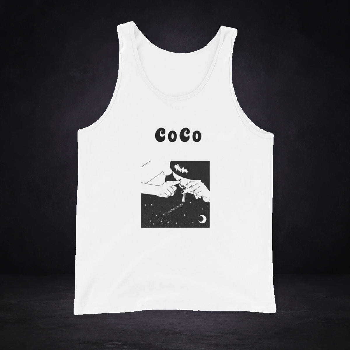 Coco Tank Top - Rave Tank Top von NiZED, Vorderansicht mit Designprint vor dunklem Betonhintergrund