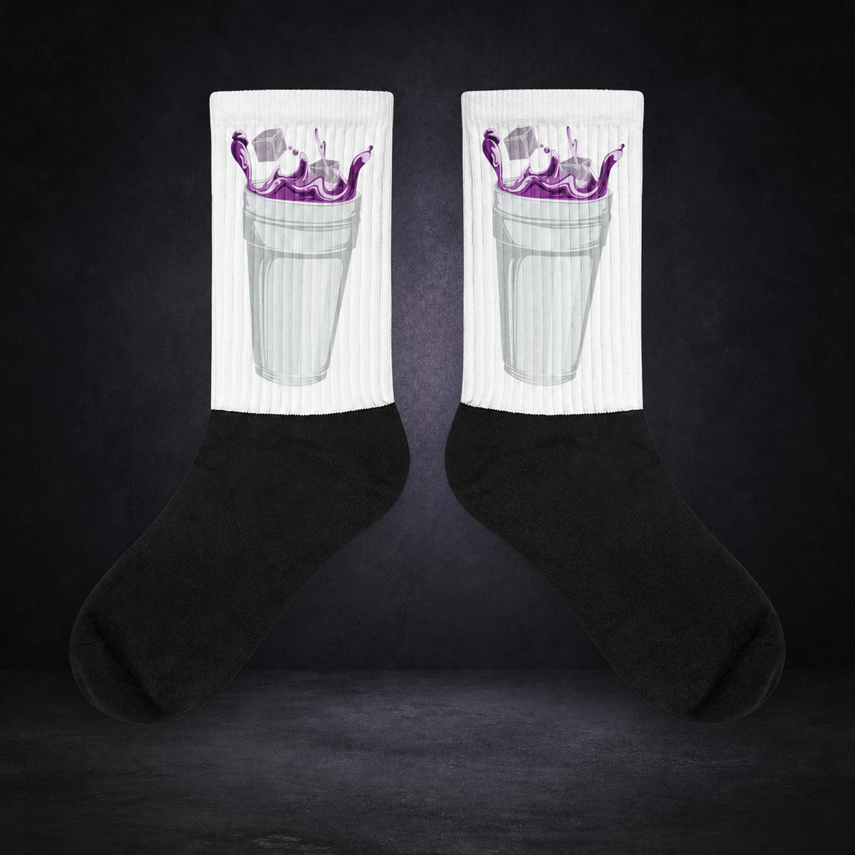 Codein Bottle Socken von NiZED im dunklen Betonraum – sauberes Kollektionscover