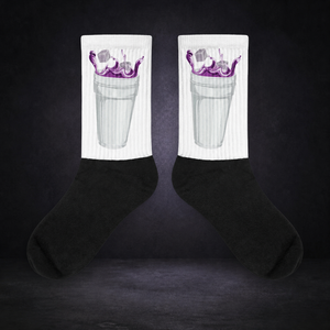 Codein Bottle Socken von NiZED im dunklen Betonraum – sauberes Kollektionscover