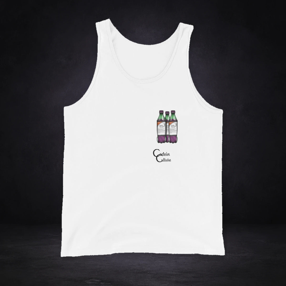 Codein Culture Tank Top von NiZED, Vorderansicht mit Designprint vor dunklem Betonhintergrund