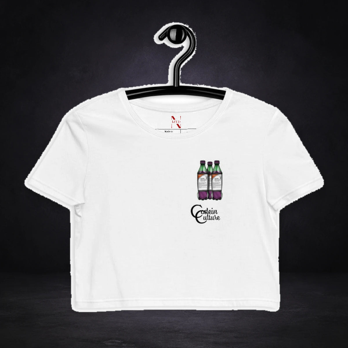 Codein Culture Crop Top von NiZED, Vorderansicht mit Designprint vor dunklem Betonhintergrund