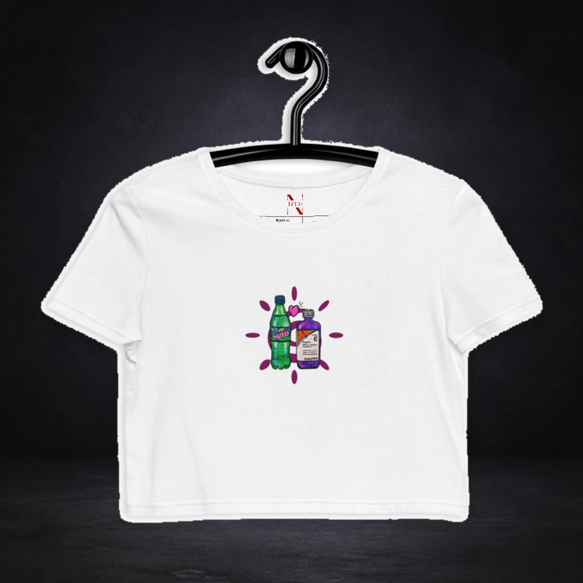 Codein Spirit Crop Top von NiZED, Vorderansicht mit Designprint vor dunklem Betonhintergrund