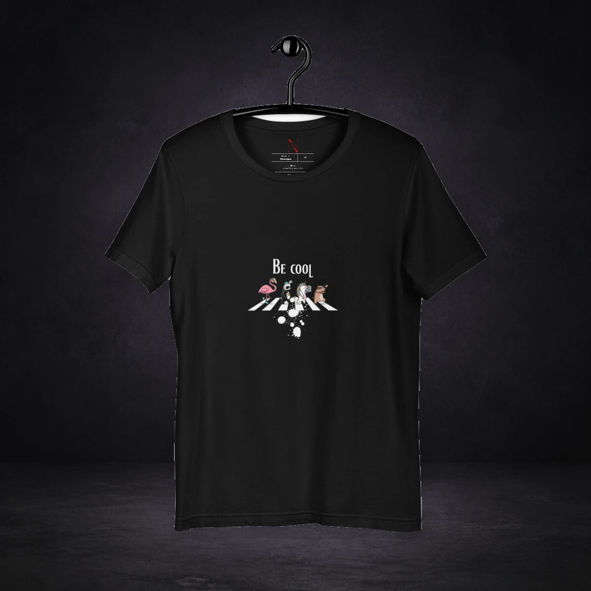 Cool Graphic T-Shirt von NiZED, Vorderansicht mit Designprint vor dunklem Betonhintergrund