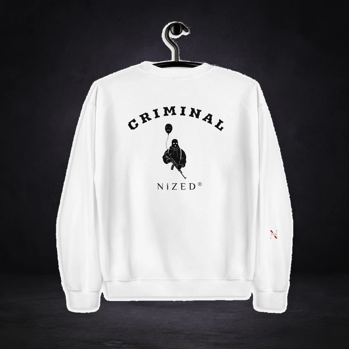 Criminal Ak47 Sweater von NiZED, Rückansicht mit Designprint vor dunklem Betonhintergrund