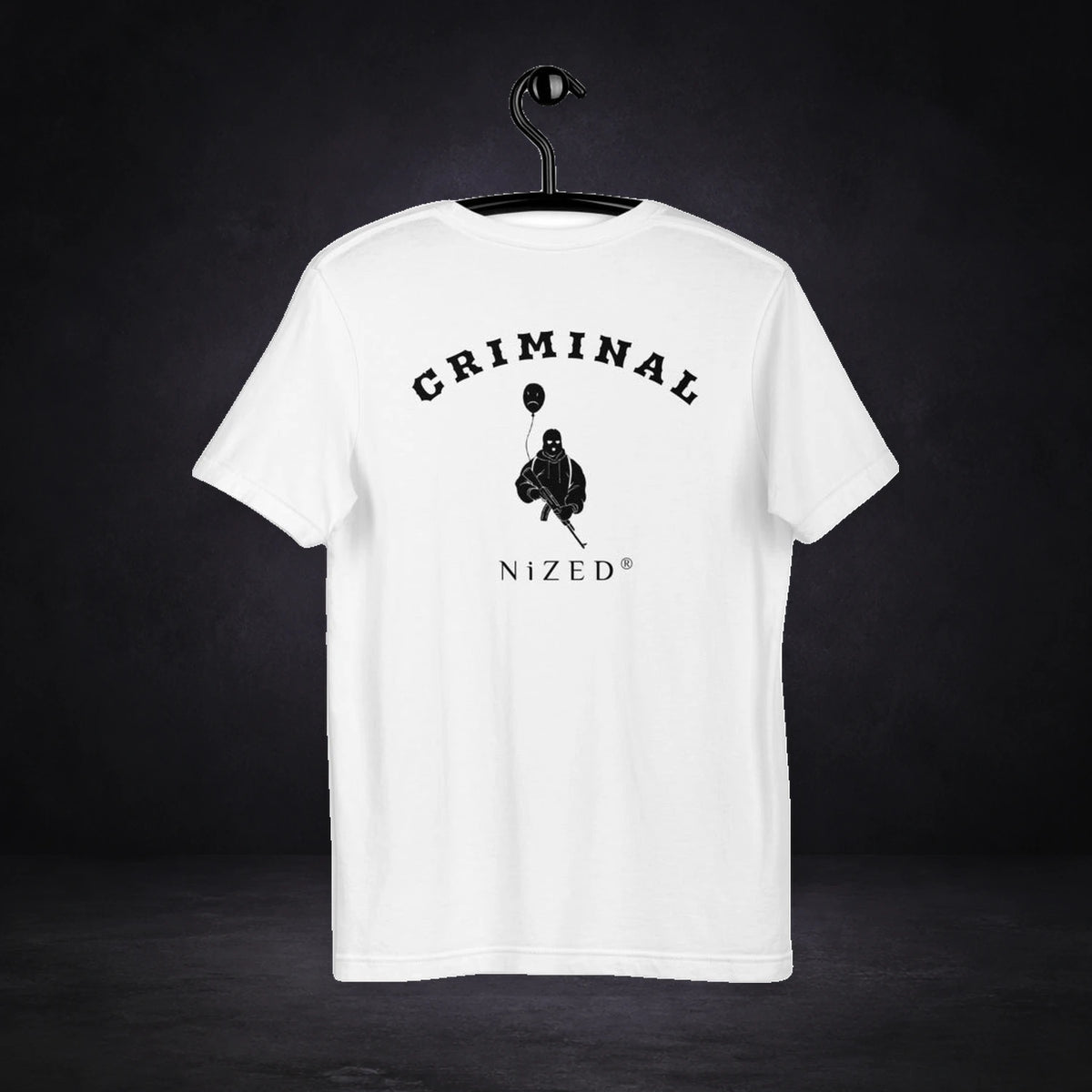 Criminal Ak47 Tshirt von NiZED, Rückansicht mit Designprint vor dunklem Betonhintergrund