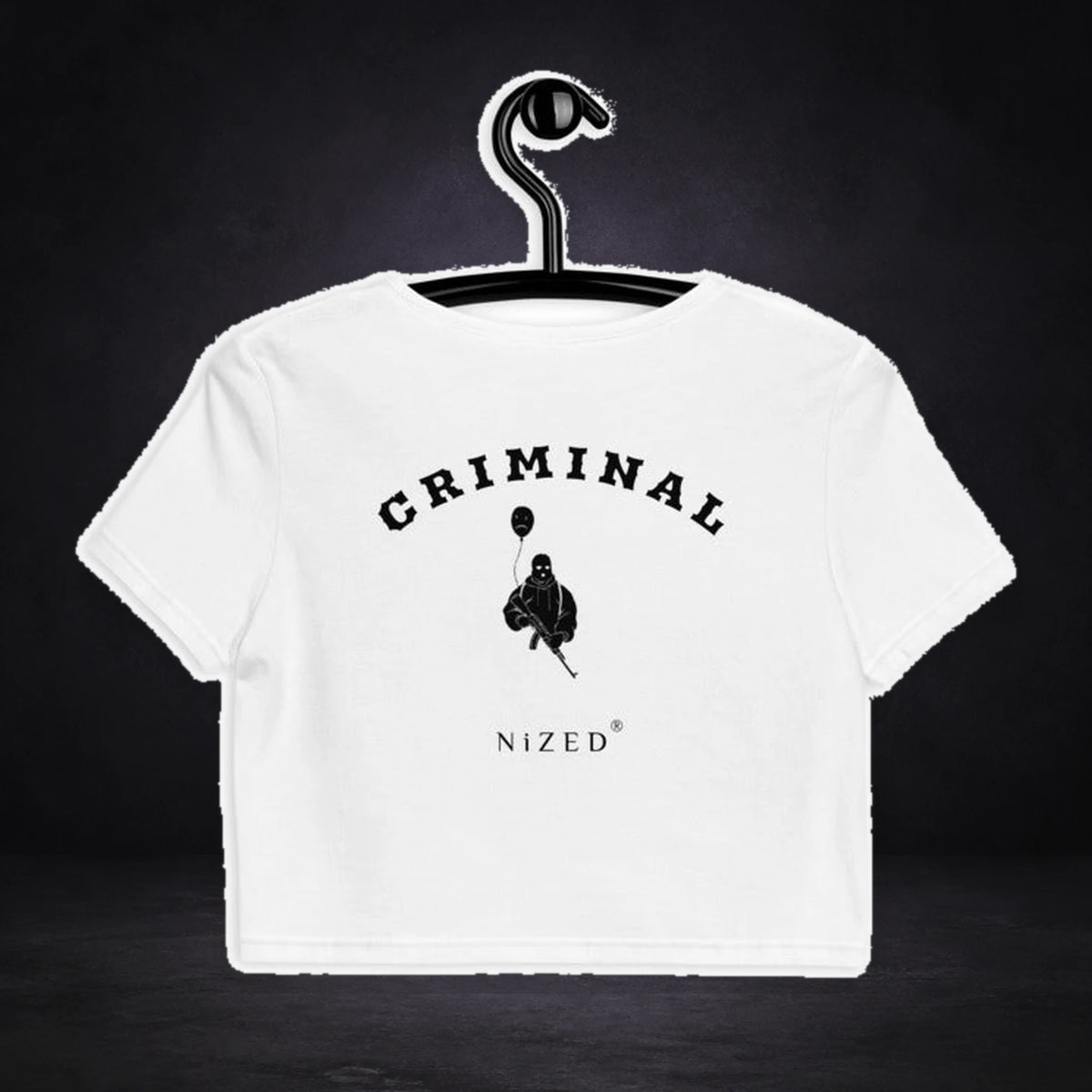 Criminal Ak47 Crop Top von NiZED, Rückansicht mit Designprint vor dunklem Betonhintergrund