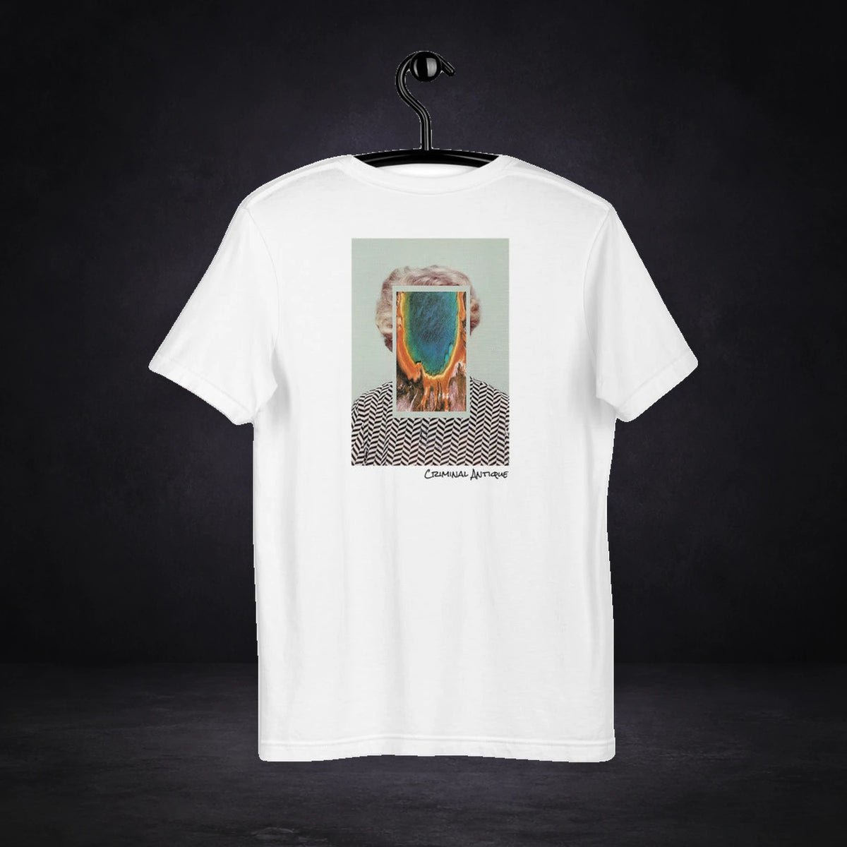 Criminal Antique Graphic T-Shirt von NiZED, Rückansicht mit Designprint vor dunklem Betonhintergrund