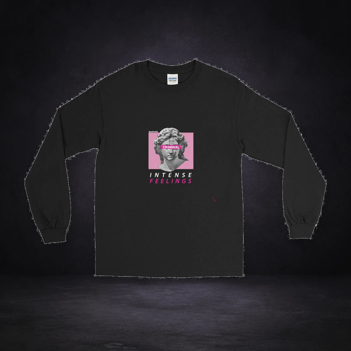 Criminal Antique Graphic T-Shirt Design 3 von NiZED, Vorderansicht mit Designprint vor dunklem Betonhintergrund