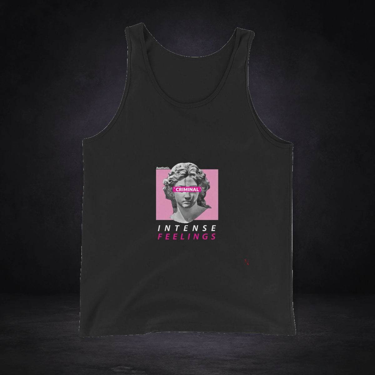 Criminal Antique Graphic Tank Top Design 2 von NiZED, Vorderansicht mit Designprint vor dunklem Betonhintergrund