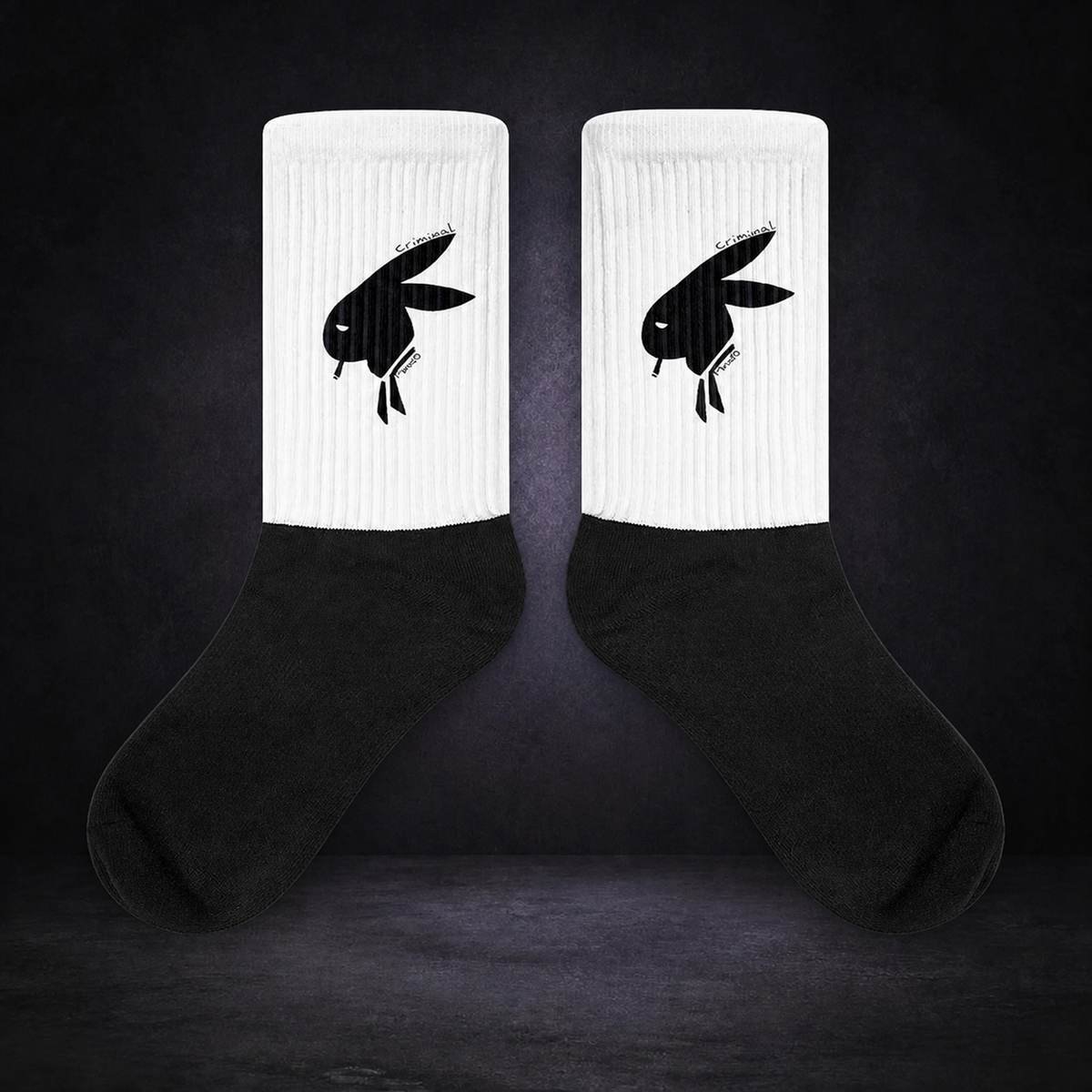 Criminal Bunny Socken – sauberes NiZED Kollektionscover im dunklen Betonraum