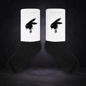 Criminal Bunny Socken – sauberes NiZED Kollektionscover im dunklen Betonraum