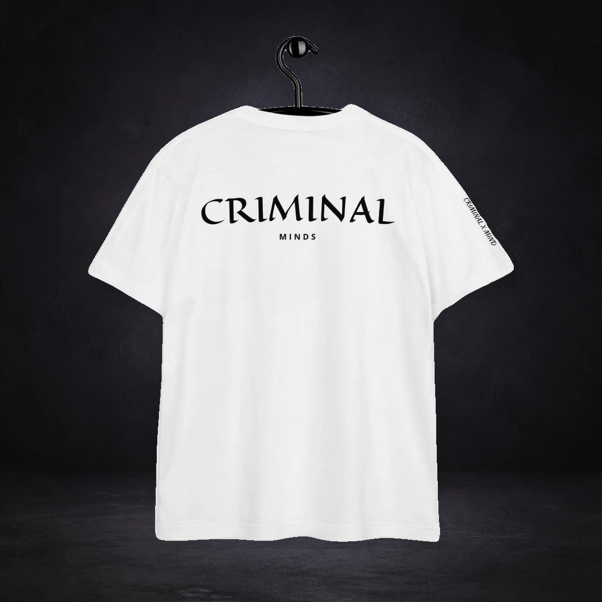 Criminal Minds Tshirt von NiZED, Rückansicht mit Designprint vor dunklem Betonhintergrund