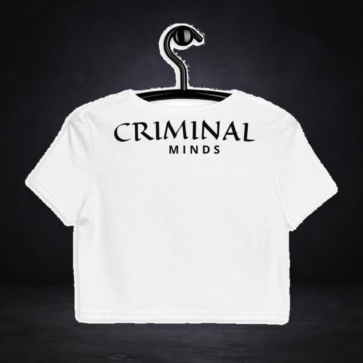 Criminal Minds Crop Top von NiZED, Rückansicht mit Designprint vor dunklem Betonhintergrund