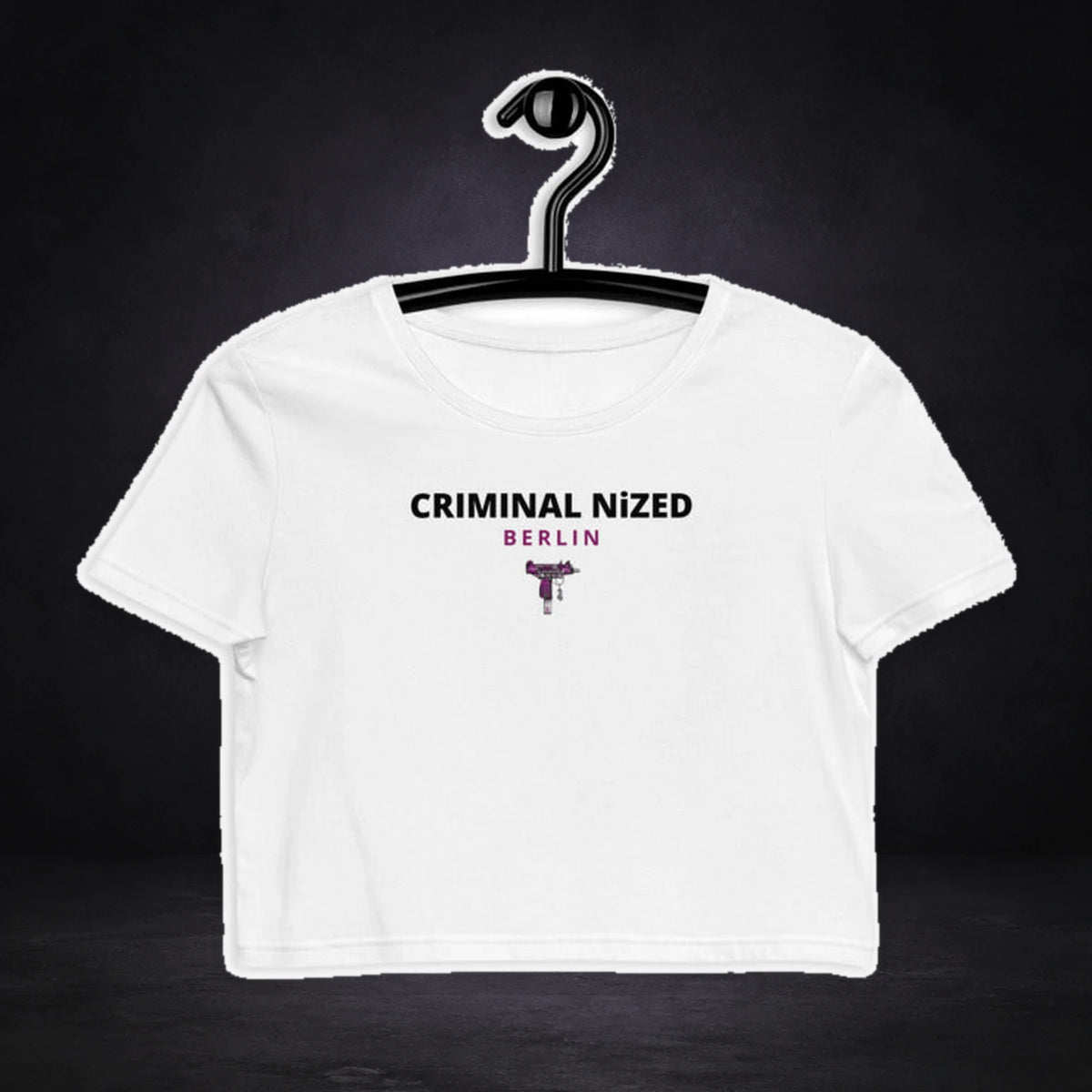 Berlin Crop Top von NiZED, Vorderansicht mit Designprint vor dunklem Betonhintergrund