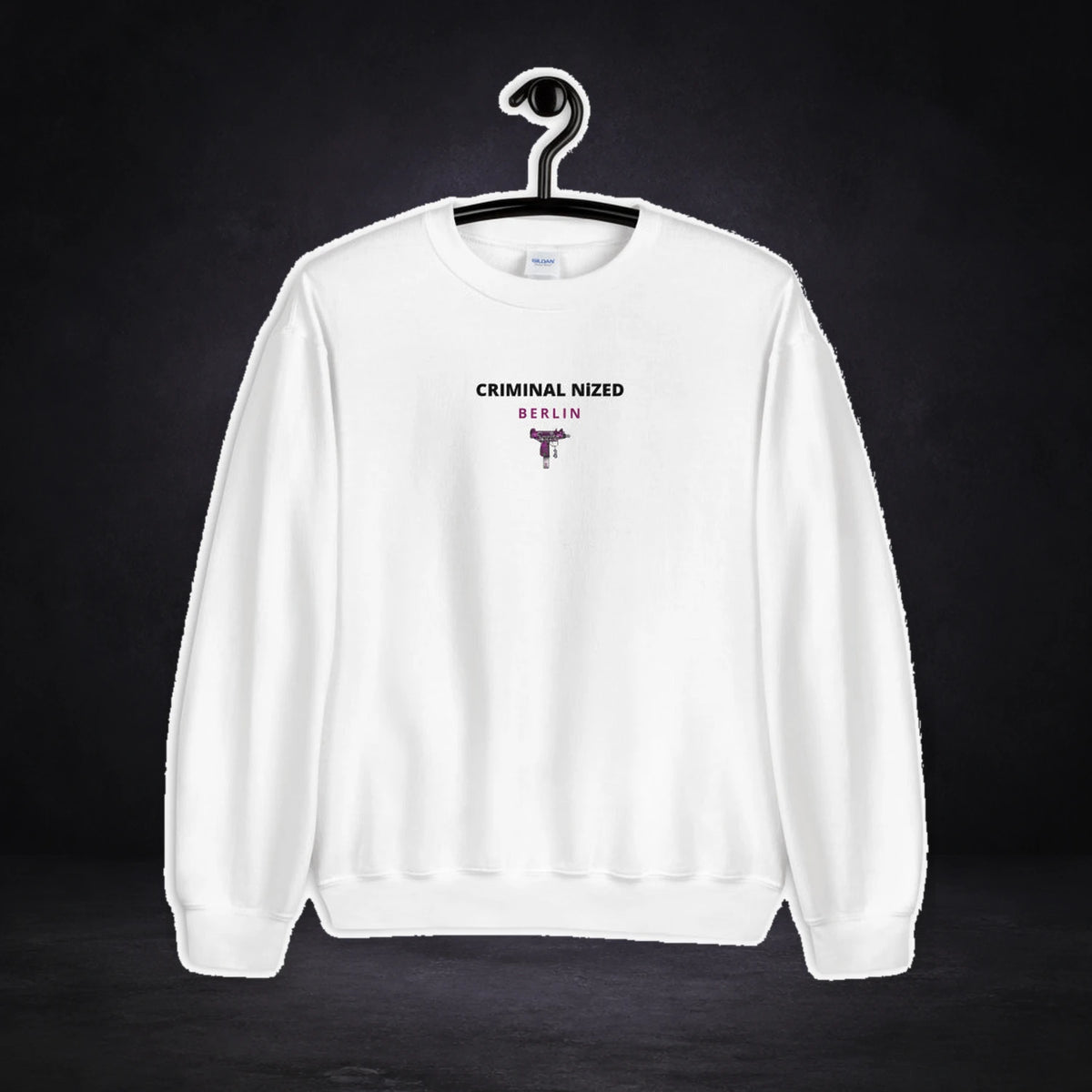Berlin Graphic Sweater von NiZED, Vorderansicht mit Designprint vor dunklem Betonhintergrund